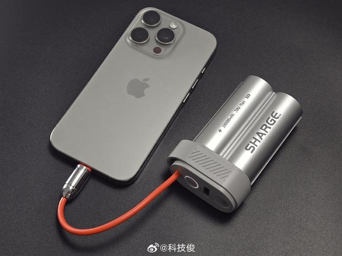 最近入手了一个闪极pouch mini便携移动电源,外观小巧精致,银灰色的